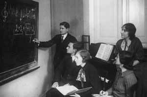 Занятия в классе музыкальной формы у Л. А. Мазеля. Слева направо: Л. А. Мазель, В. В. Протопопов, Т. Н. Федорова, Г. А. Балтер, Н. Р. Котлер. 1930-е годы